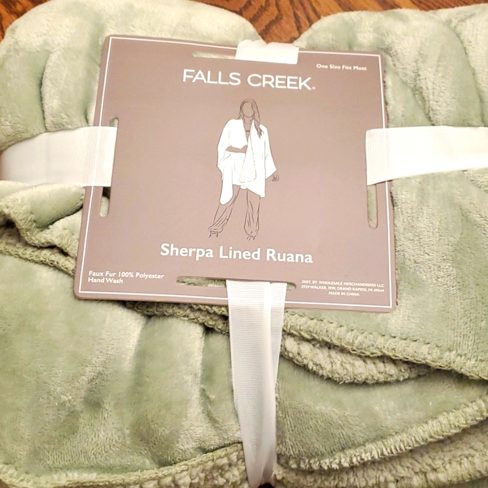 NWT Sherpa Lined Ruana mint green 100% Polyester